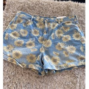 NWT American Eagle Sunflower Mom Style Jean Shorts